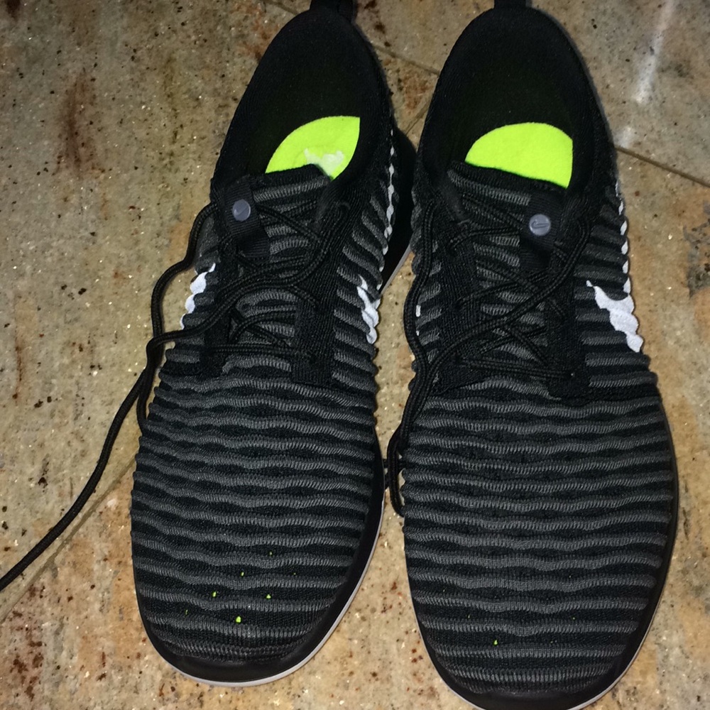 These are Nike sneakers brand new.. size 6.5....